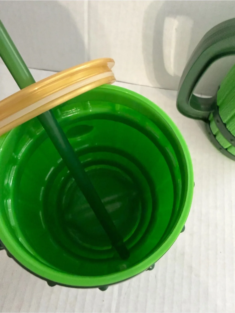 Greenbriar Int Green Barrel-Style Tumbler Mug with Straw - Shamrock Accent